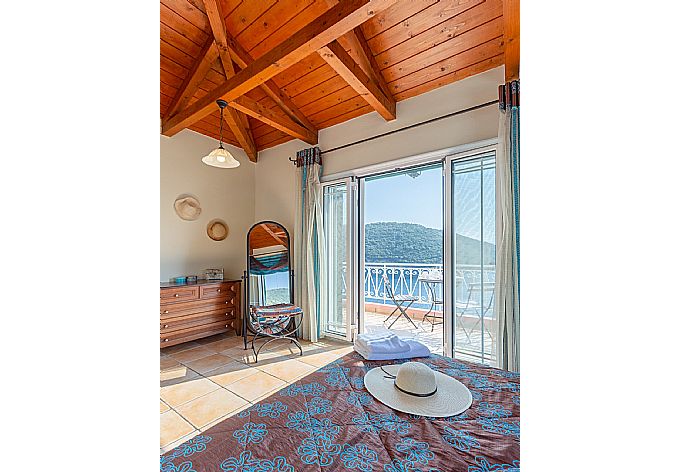 Double bedroom with en suite bathroom, A/C, and balcony with panoramic sea views . - Villa Thalassa . (Photo Gallery) }}