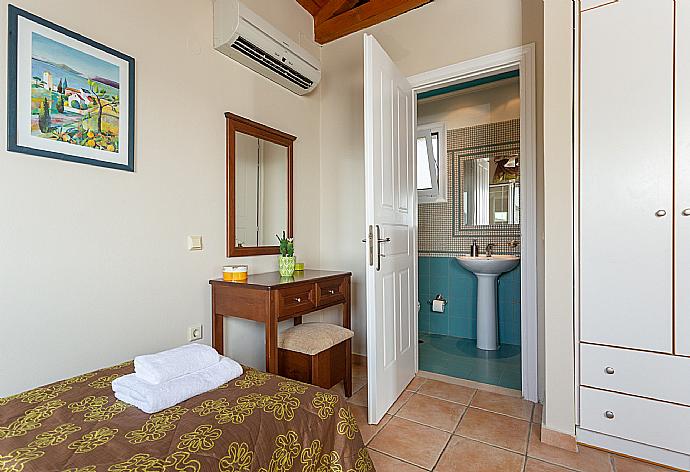 Twin bedroom with en suite bathroom and A/C . - Villa Thalassa . (Galleria fotografica) }}