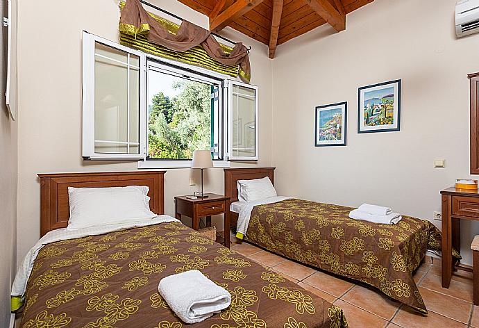 Twin bedroom with en suite bathroom and A/C . - Villa Thalassa . (Fotogalerie) }}