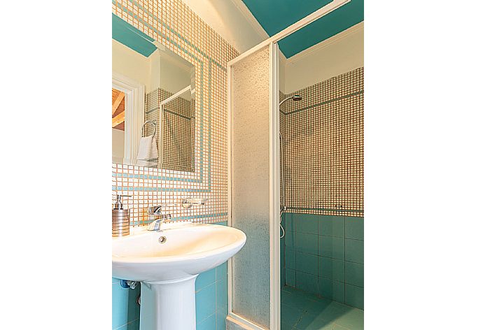 En suite bathroom with shower . - Villa Thalassa . (Galerie de photos) }}