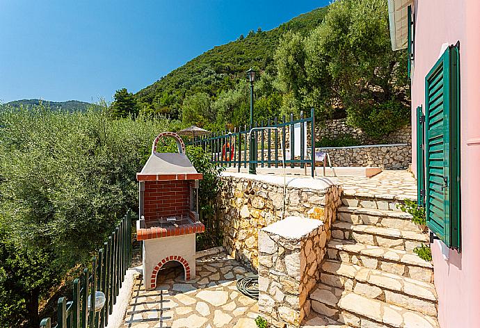 Terrace area with BBQ . - Villa Thalassa . (Galleria fotografica) }}