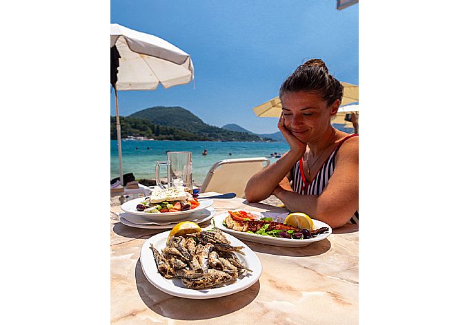 Waterfront dining in Nidri . - Villa Thalassa . (Photo Gallery) }}