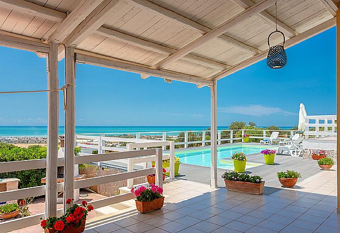 ,Sheltered terrace area with sea views . - Villa Renzo . (Fotogalerie) }}