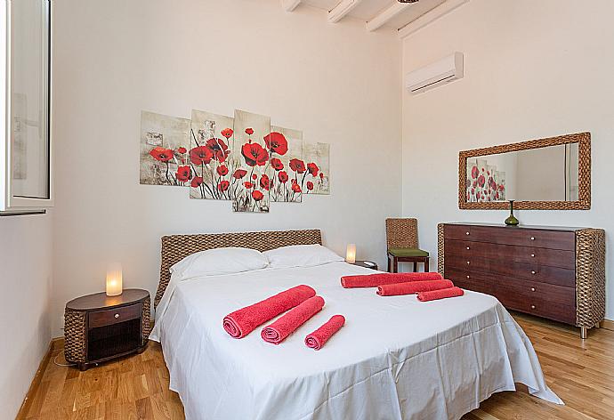 Double bedroom with A/C . - Villa Renzo . (Fotogalerie) }}