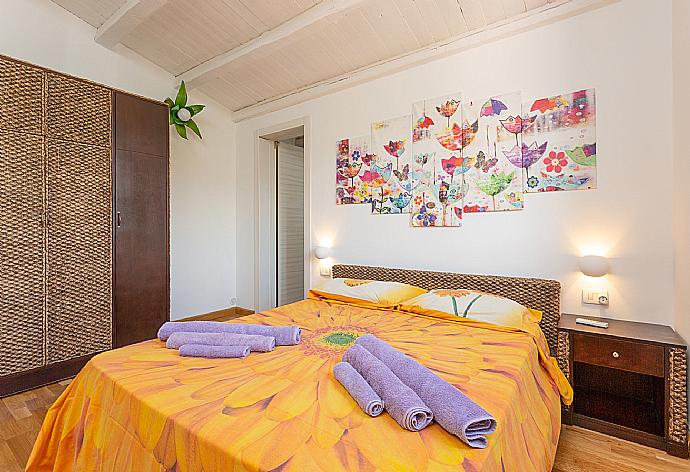 Double bedroom with en suite bathroom and A/C . - Villa Renzo . (Galerie de photos) }}