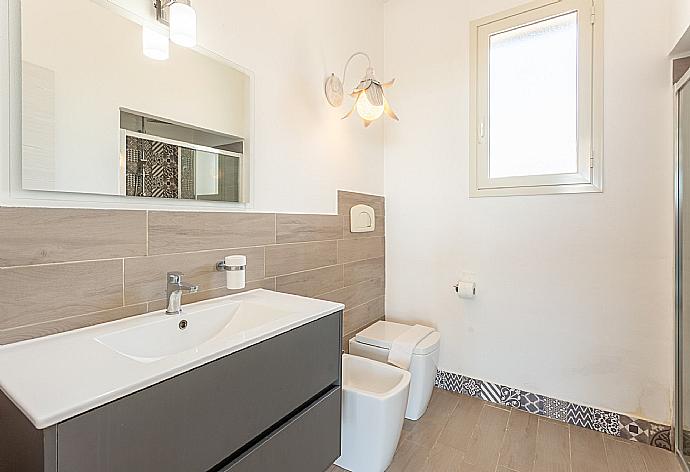 Family bathroom with shower . - Villa Renzo . (Fotogalerie) }}