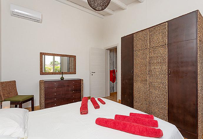 Double bedroom with A/C . - Villa Renzo . (Photo Gallery) }}