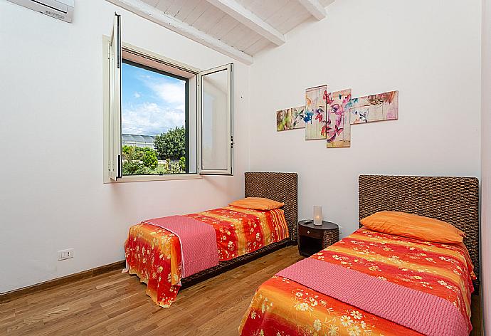 Twin bedroom with A/C . - Villa Renzo . (Photo Gallery) }}