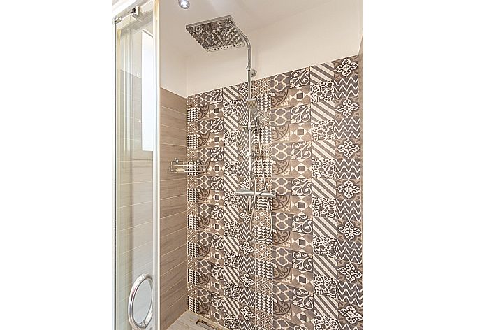 Family bathroom with shower . - Villa Renzo . (Photo Gallery) }}