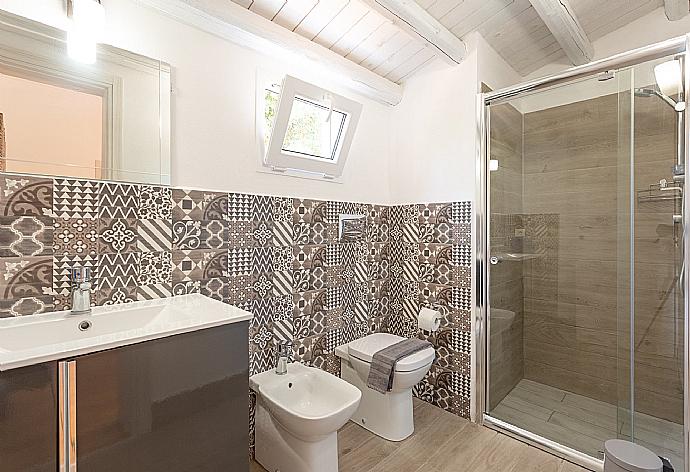 En suite bathroom with shower . - Villa Renzo . (Galerie de photos) }}