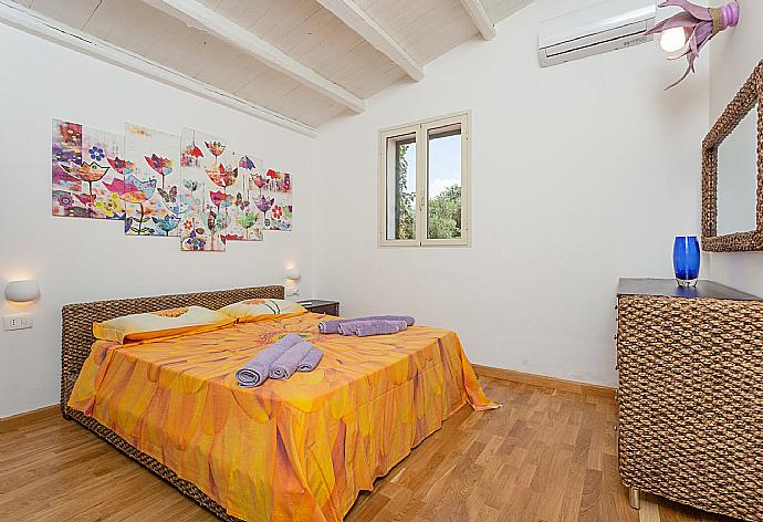 Double bedroom with en suite bathroom and A/C . - Villa Renzo . (Galería de imágenes) }}