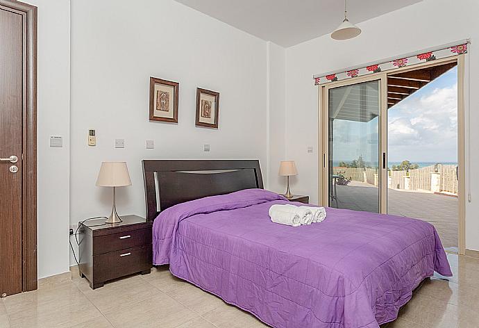 Double bedroom with en suite bathroom, A/C, walk-in wardrobe, and pool terrace access . - Villa Prodromos Dio . (Galleria fotografica) }}