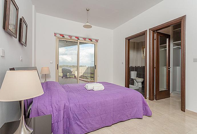 Double bedroom with en suite bathroom, A/C, walk-in wardrobe, and pool terrace access . - Villa Prodromos Dio . (Galerie de photos) }}