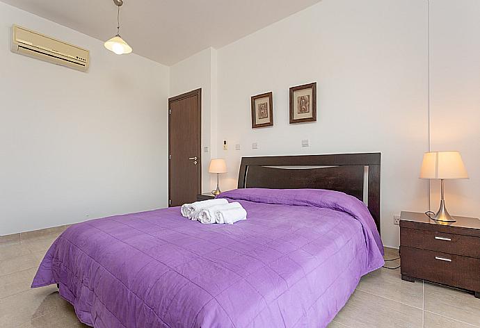 Double bedroom with en suite bathroom, A/C, walk-in wardrobe, and pool terrace access . - Villa Prodromos Dio . (Fotogalerie) }}