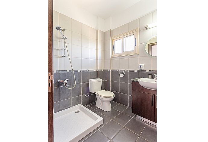 En suite bathroom with shower . - Villa Prodromos Dio . (Galleria fotografica) }}