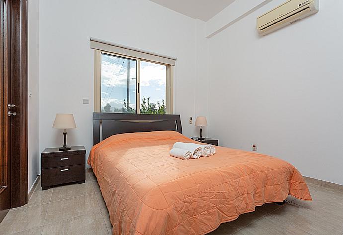 Double bedroom with en suite bathroom, A/C, and walk-in wardrobe . - Villa Prodromos Dio . (Photo Gallery) }}
