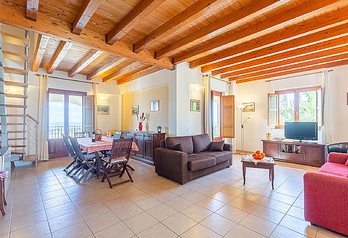 Open-plan living room with sofas, dining area, kitchen, WiFi internet, satellite TV, and terrace access . - Villa Annunziata . (Fotogalerie) }}