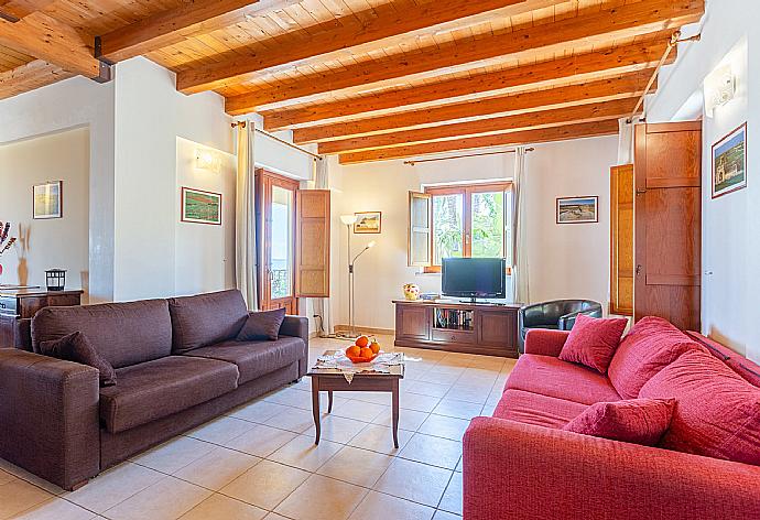 Open-plan living room with sofas, dining area, kitchen, WiFi internet, satellite TV, and terrace access . - Villa Annunziata . (Galleria fotografica) }}