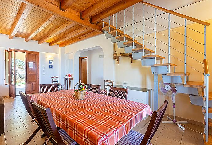 Open-plan living room with sofas, dining area, kitchen, WiFi internet, satellite TV, and terrace access . - Villa Annunziata . (Galleria fotografica) }}