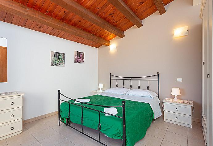 Double bedroom with A/C and sea views . - Villa Annunziata . (Photo Gallery) }}