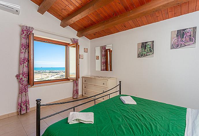 Double bedroom with A/C and sea views . - Villa Annunziata . (Photo Gallery) }}