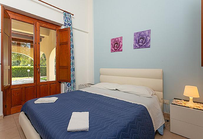 Double bedroom with terrace access . - Villa Annunziata . (Fotogalerie) }}