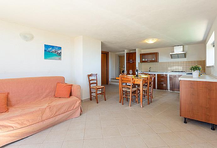 Open-plan living room on lower level with sofa, dining area, kitchen, and terrace access . - Villa Annunziata . (Galería de imágenes) }}