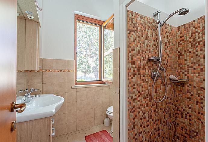 Family bathroom with shower . - Villa Annunziata . (Fotogalerie) }}