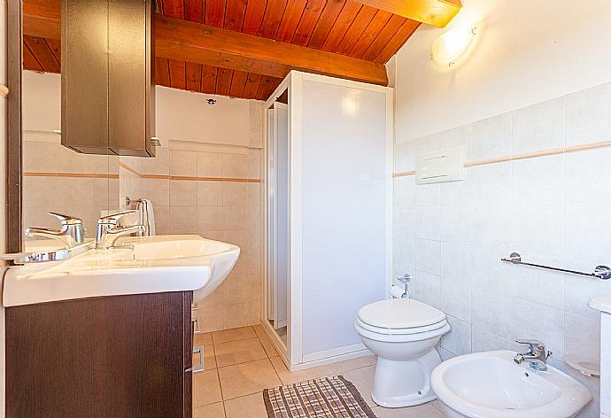 Family bathroom with shower . - Villa Annunziata . (Fotogalerie) }}