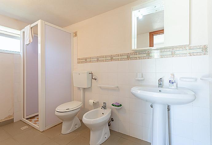 Family bathroom with shower . - Villa Annunziata . (Galerie de photos) }}