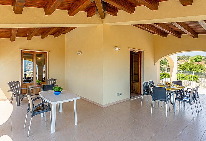 Sheltered terrace area . - Villa Annunziata . (Photo Gallery) }}