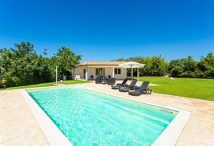 Beautiful villa with private pool, terrace, and large lawn . - Villino Malva . (Photo Gallery) }}