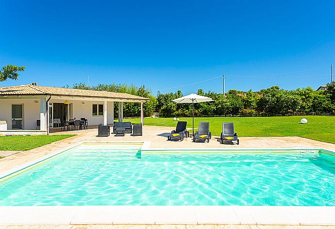 Beautiful villa with private pool, terrace, and large lawn . - Villino Malva . (Galleria fotografica) }}