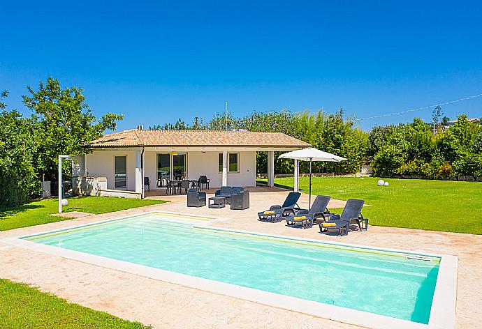 ,Beautiful villa with private pool, terrace, and large lawn . - Villino Malva . (Galerie de photos) }}