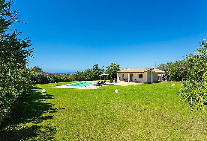 Beautiful villa with private pool, terrace, and large lawn . - Villino Malva . (Galleria fotografica) }}