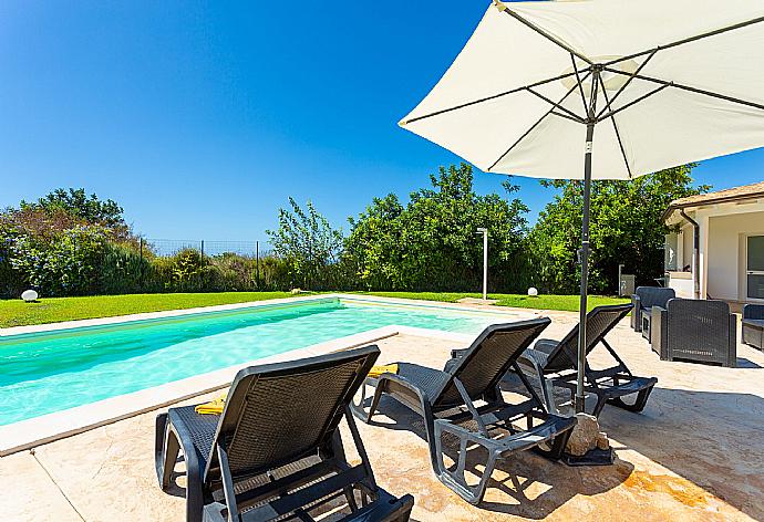 Private pool, terrace, and large lawn . - Villino Malva . (Galerie de photos) }}