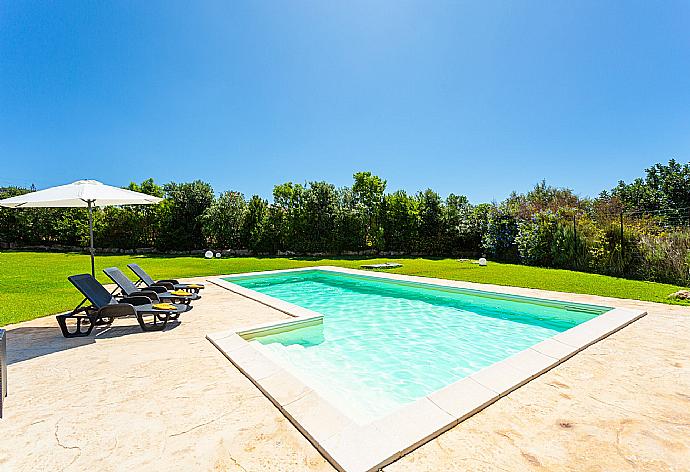 Private pool, terrace, and large lawn . - Villino Malva . (Galerie de photos) }}