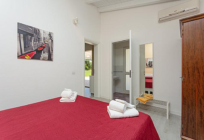 Double bedroom with en suite bathroom and A/C . - Villino Malva . (Galleria fotografica) }}