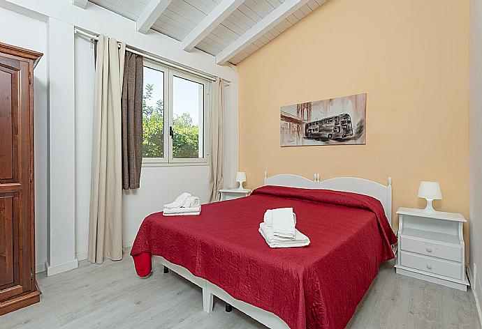 Double bedroom with en suite bathroom and A/C . - Villino Malva . (Галерея фотографий) }}