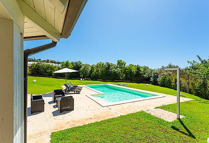 Private pool, terrace, and large lawn . - Villino Malva . (Galerie de photos) }}