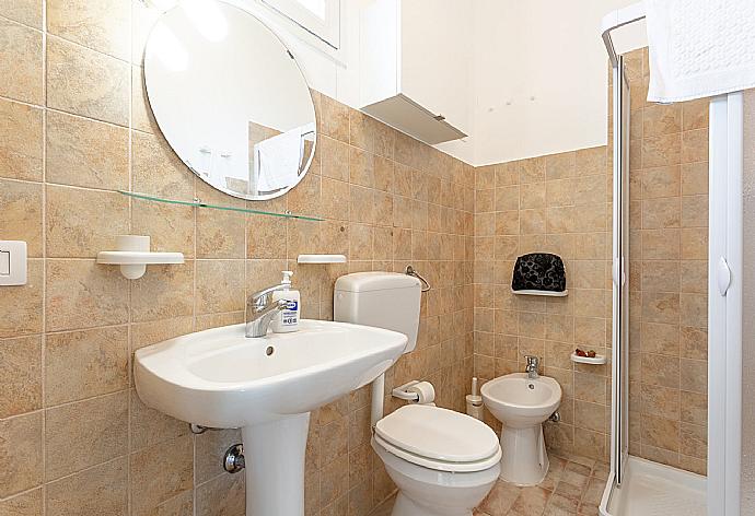 Family bathroom with shower . - Villino Malva . (Galería de imágenes) }}