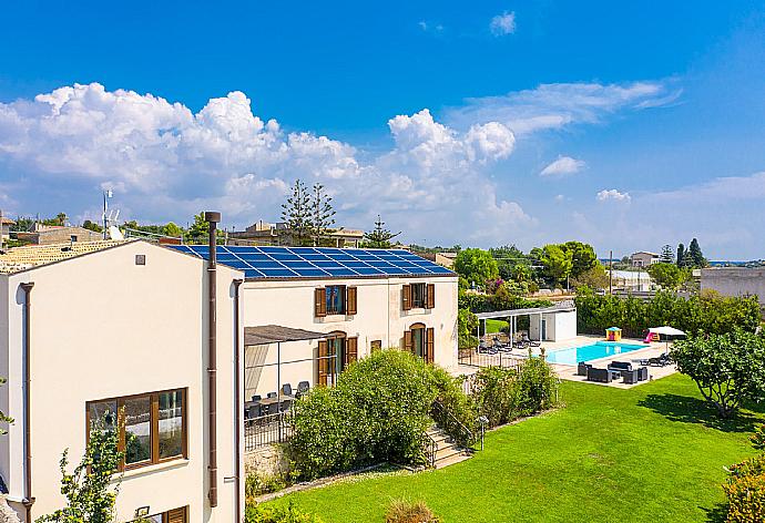 Aerial view of Villa Palazzola showing garden area . - Villa Palazzola . (Galerie de photos) }}