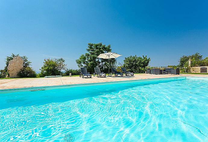 Private pool, terrace, and garden . - Villa Palazzola . (Galerie de photos) }}