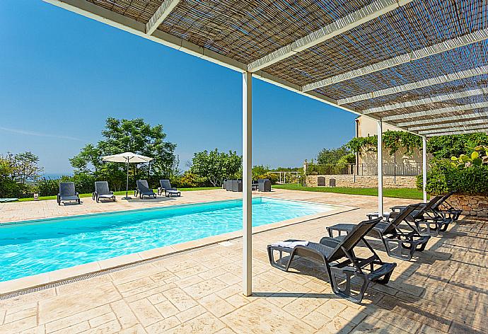 Private pool, terrace, and garden . - Villa Palazzola . (Fotogalerie) }}