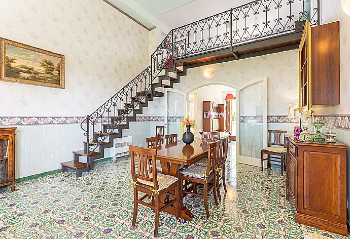 Living room with mezzanine, sofas, dining area, A/C, WiFi internet, satellite TV, and terrace access . - Villa Palazzola . (Galleria fotografica) }}