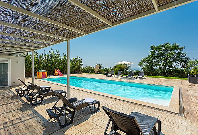 Private pool, terrace, and garden . - Villa Palazzola . (Fotogalerie) }}