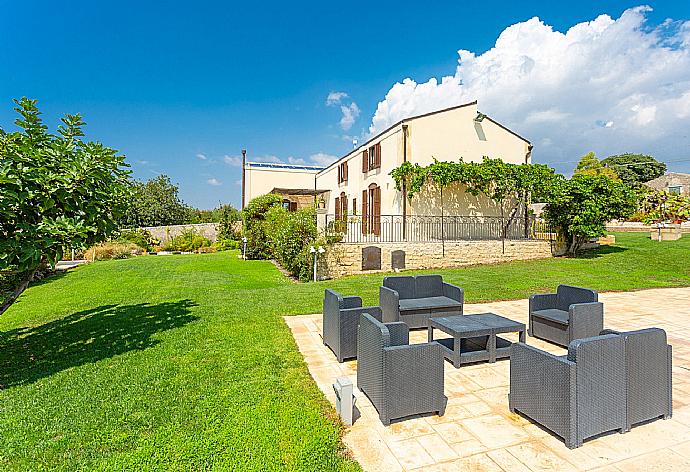 Beautiful villa with private terrace and garden . - Villa Palazzola . (Photo Gallery) }}