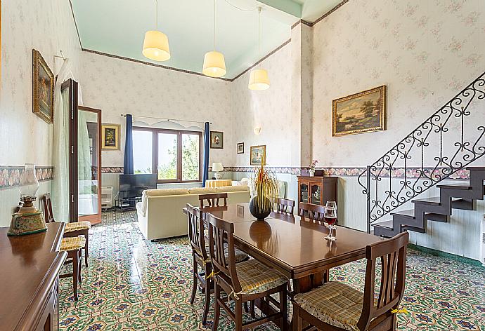 Living room with mezzanine, sofas, dining area, A/C, WiFi internet, satellite TV, and terrace access . - Villa Palazzola . (Galería de imágenes) }}