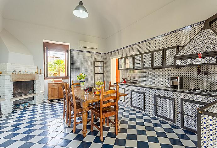 Equipped kitchen with dining area, ornamental fireplace, and A/C . - Villa Palazzola . (Galería de imágenes) }}