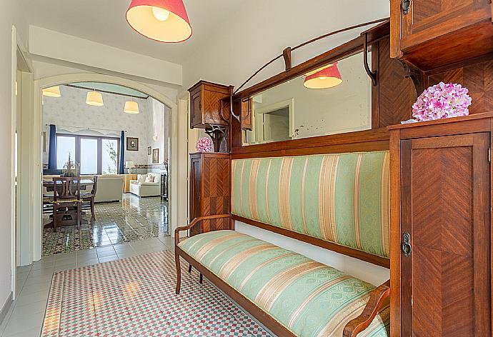 Living room with mezzanine, sofas, dining area, A/C, WiFi internet, satellite TV, and terrace access . - Villa Palazzola . (Fotogalerie) }}